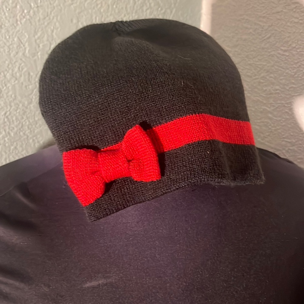 Beanie with bow